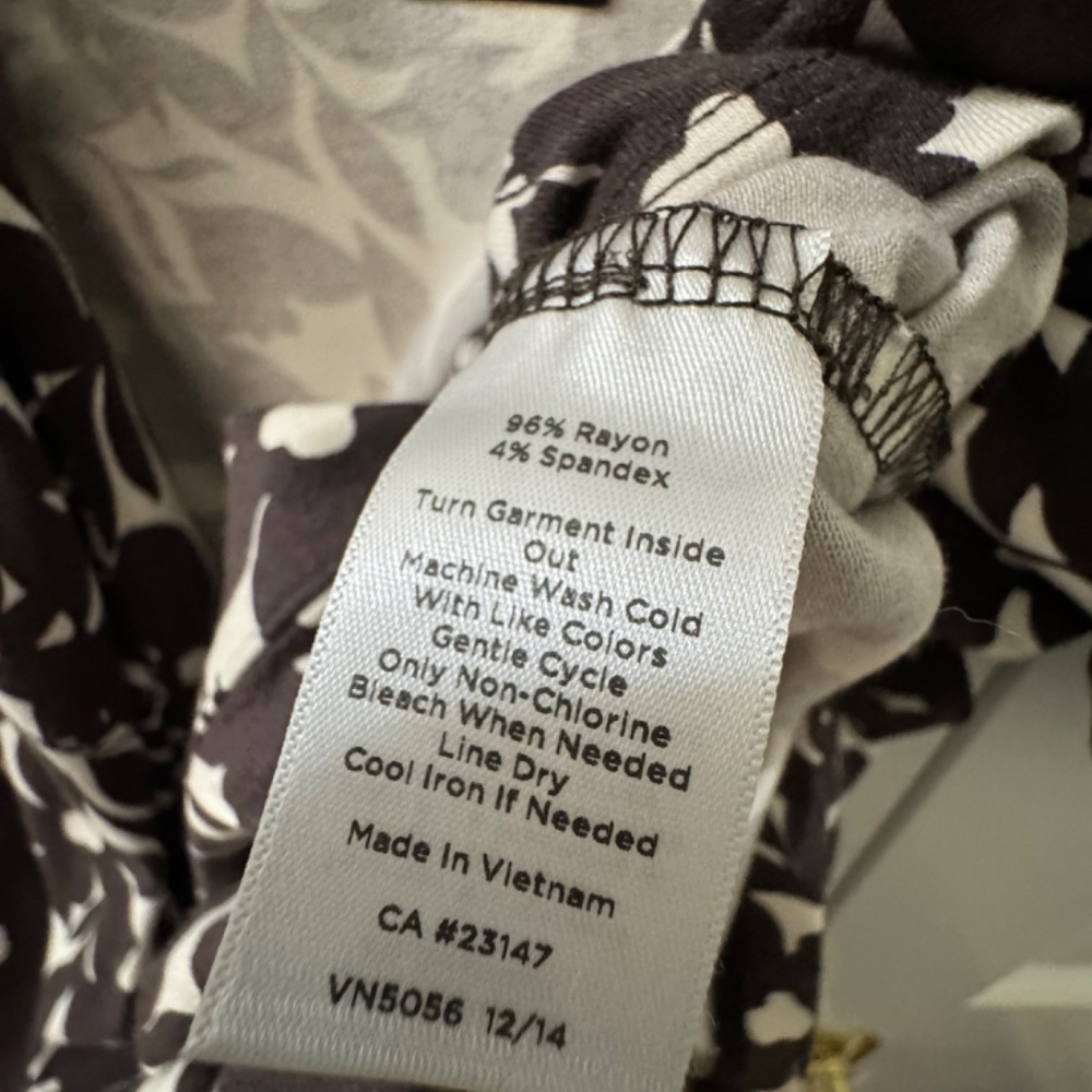 TALBOTS NWT Woman Size L Brown &White Floral Knit Faux Wrap Short Sleeve Top - Picture 3 of 4